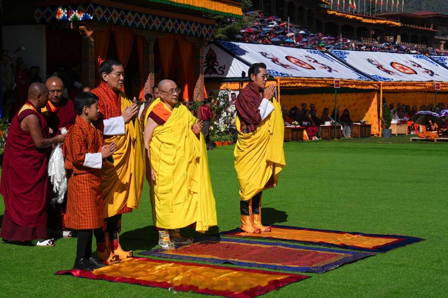 王室王室不丹王室2025年11月4日，县城举行祈福法会，难得看见他家女