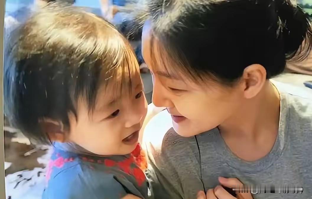 近期小玥儿新开社交账号，她一系列反常举动引发热议，表面看是孩子的随性分享，背后却