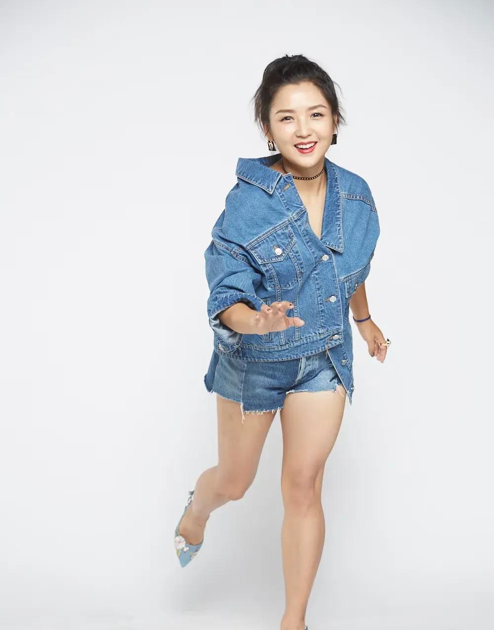 何洁，是懂得如何扬短避长！她不是瘦了吗，怎么身材还是这样呢？她的下盘一定很稳，