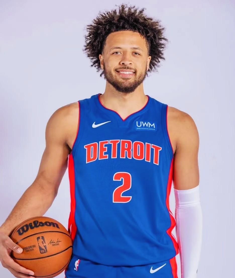 梦想照进现实！不得不说，打NBA来钱是真的快。近日，活塞队当家球星康宁汉姆在