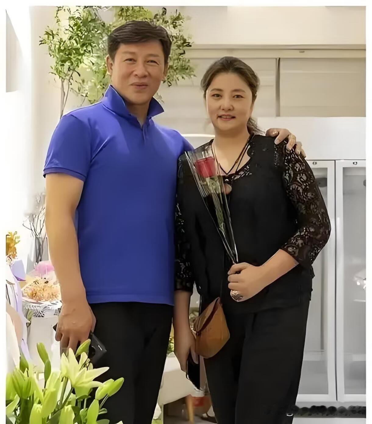原来他们是一对夫妻，男的是演员胡亚捷，80年代他一出道即巅峰，《便衣警察》里的周