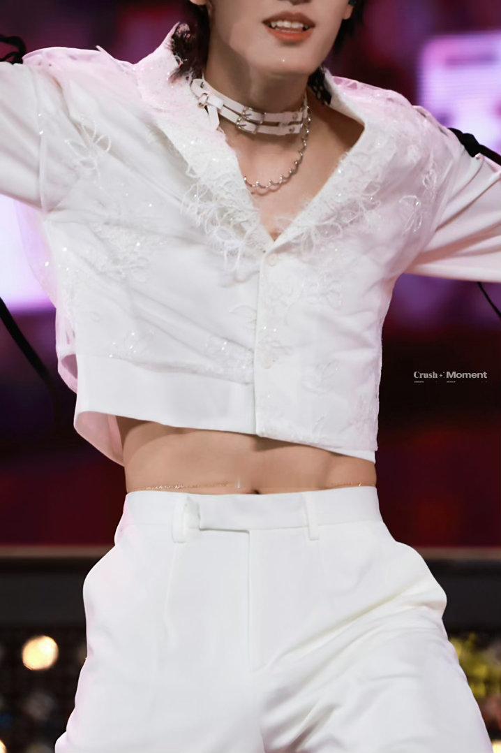 张泽禹腹肌腰链我一直盯着张泽禹的腰看张泽禹戴腰链（cr.logo）