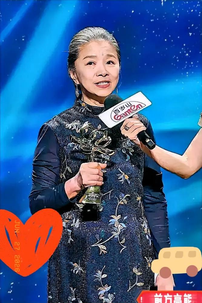 迟蓬拿白玉兰最佳女配那天，领奖台上没见着那些花哨的排场。没感谢金主，没念那长长一