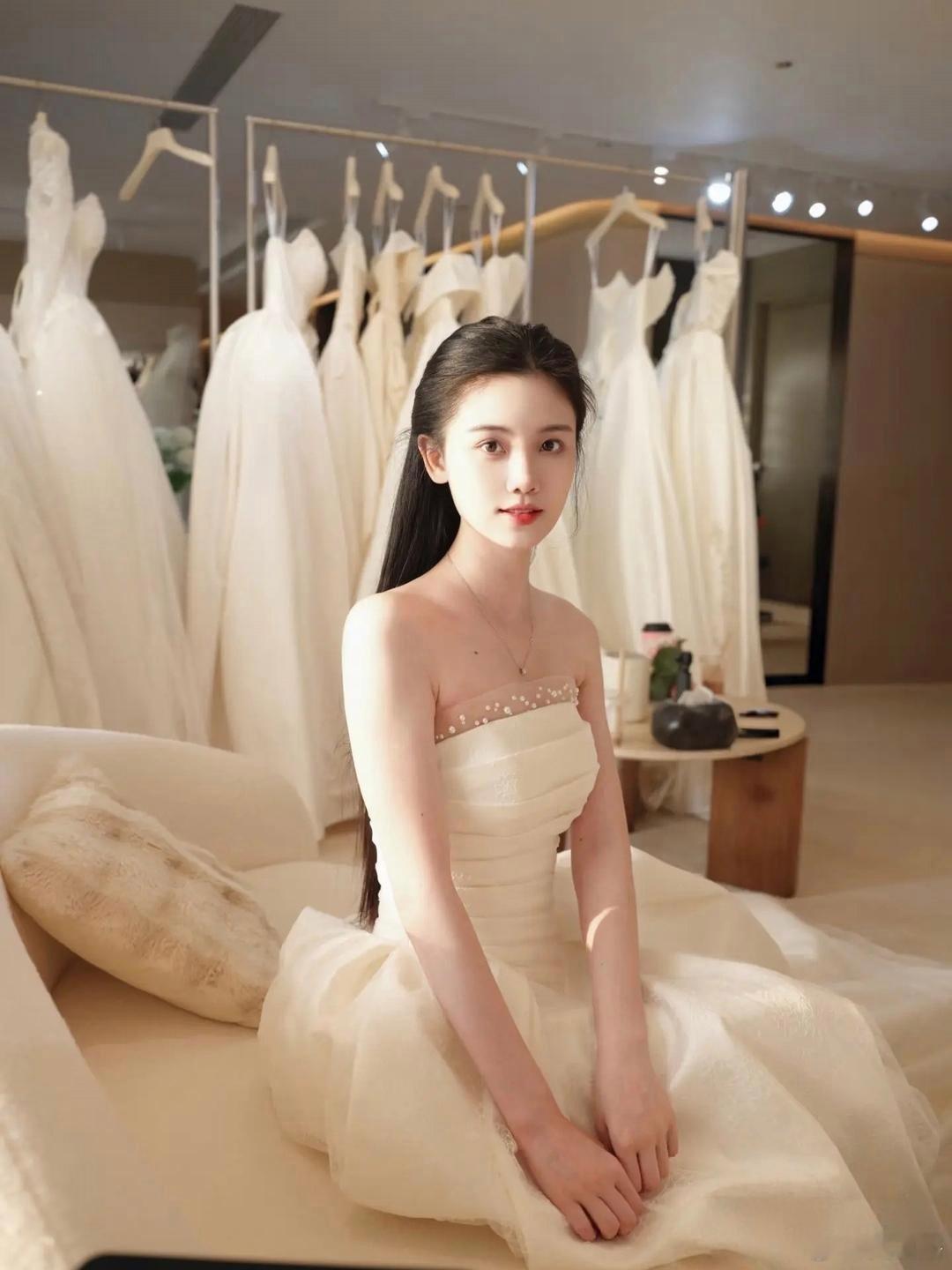 最漂亮的准新娘～～～这套婚纱蛮适合她的。