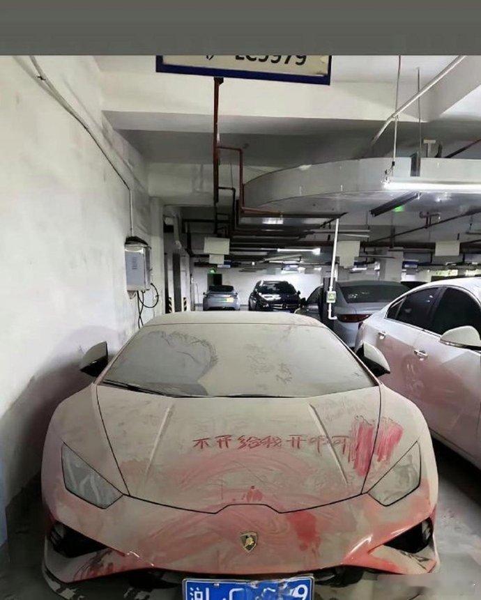 这台车静静停在角落，落满灰尘。车主啊，是匆忙间遗忘了它，还是另有缘由？它似在默默