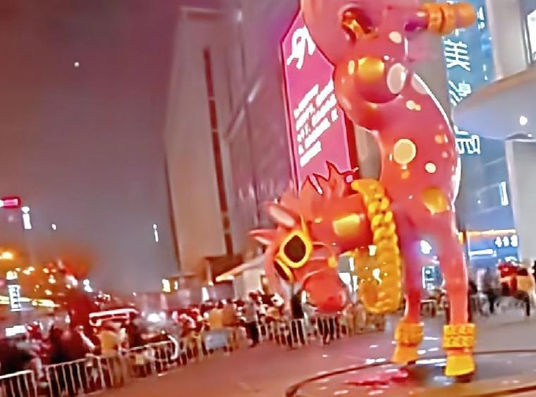 本年度寿命最短的雕像山西太原一个商场门前准备了一个新的雕像，是一只倒立的马本意