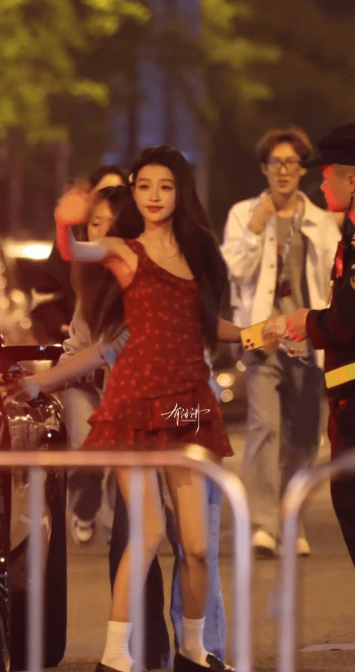 被孙怡萌到孙怡神图有了近距离感受孙怡的神仙颜值，清爽笑容元气满满，灵动回眸温柔