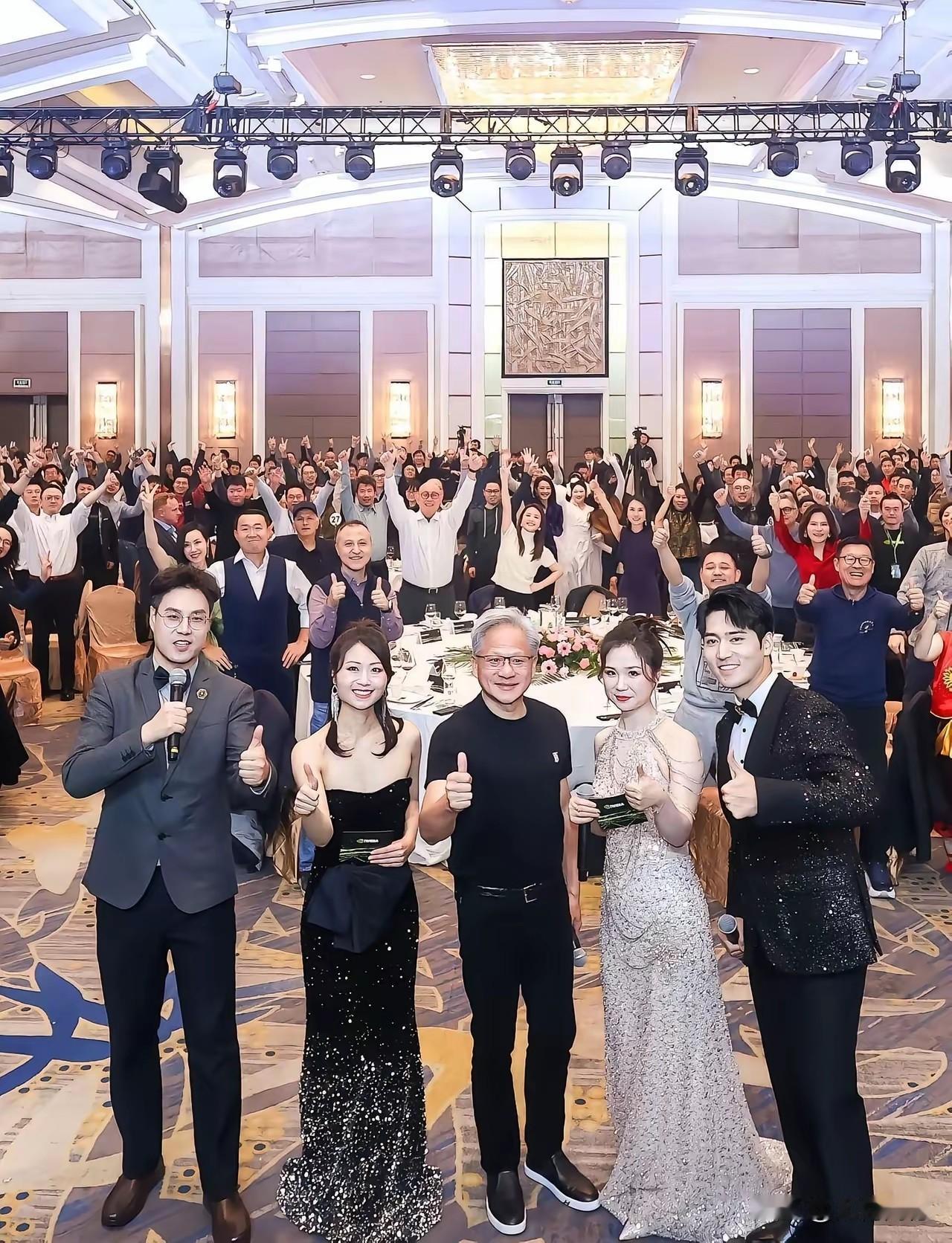 黄仁勋这又是参加什么活动？感觉拍摄这张照片的背景和参加的人员，不像是他前段时间随