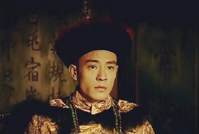 同治驾崩后，光绪是唯一可选储君，其他人都不行。养心殿的暖阁里，醇亲王奕譞跪在地上，手指紧紧抠着砖缝。
