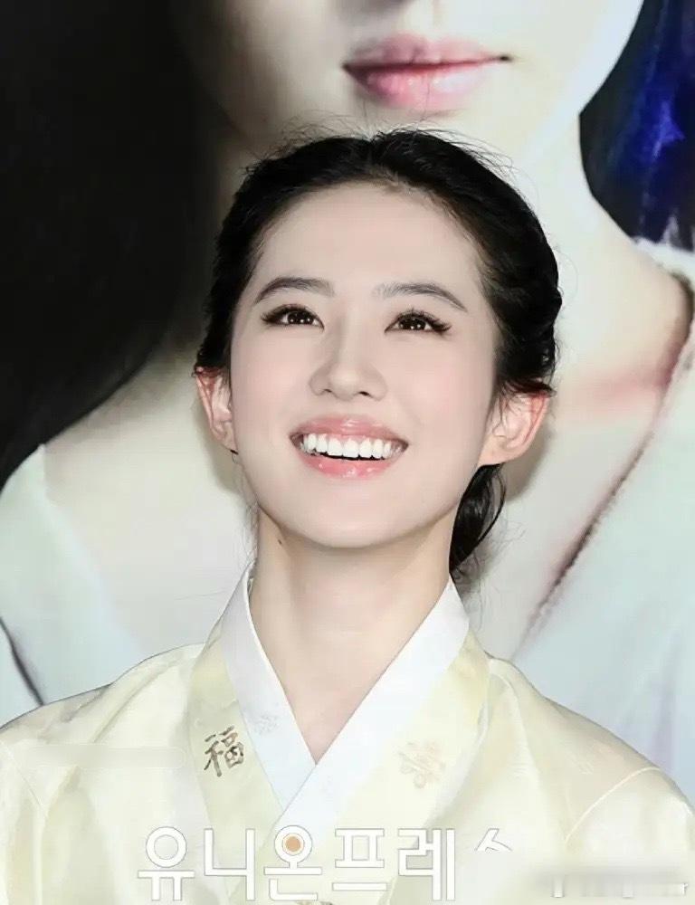 韩国人给刘亦菲送了套韩服，想看笑话，结果全场记者都傻眼了。2011年，刘亦菲去