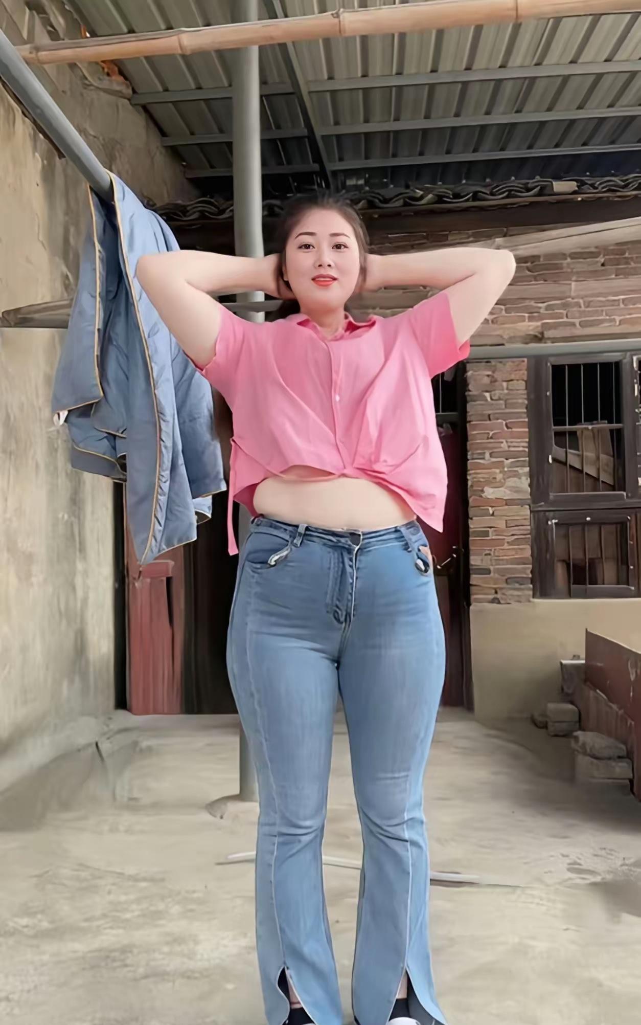 农民工的早晨晨光熹微，老旧小院被轻轻唤醒。一位农民工模样的女子伸展着身体，身