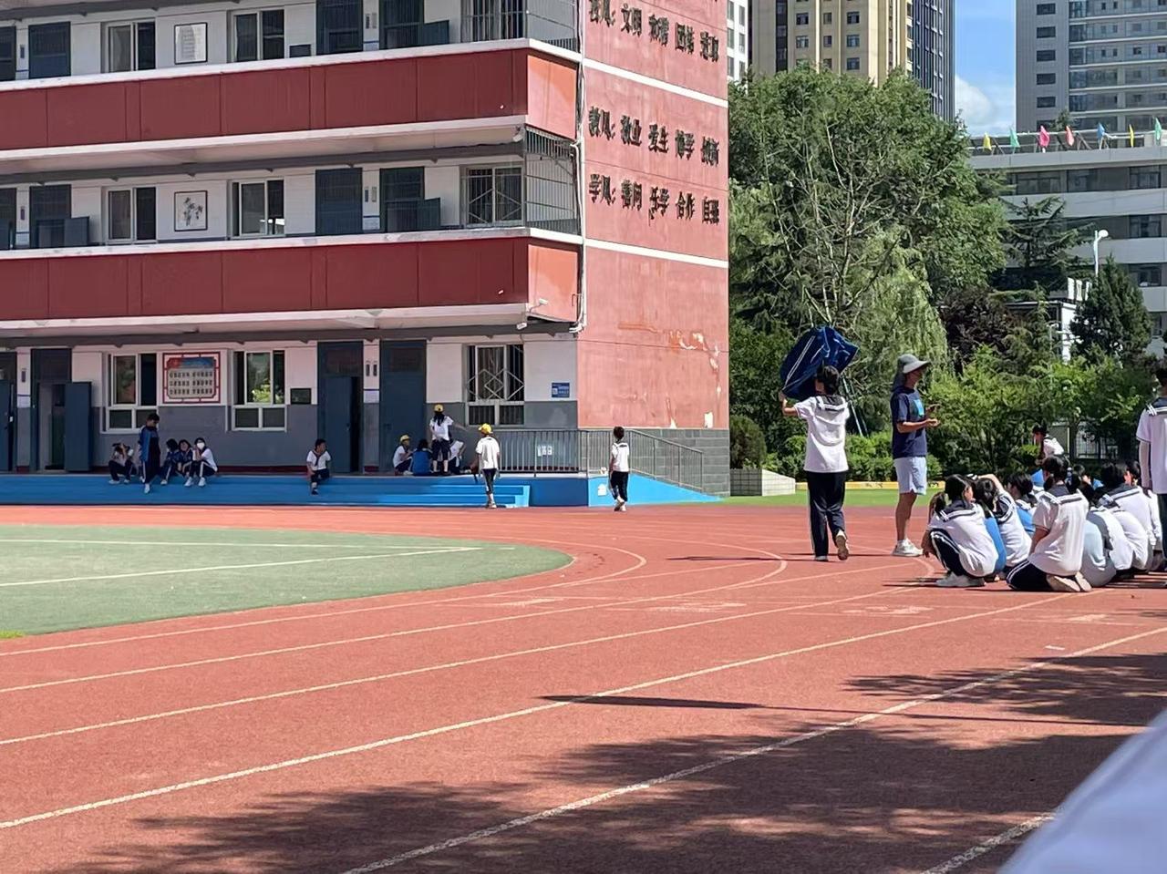一位乡镇小学的老师说，他们学校里的一些事情，确实很有趣，比如说，他们学校的大大小