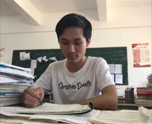 苦干9年，往家打款70多万，回村一瞅，二老居然连一万块都没攒下，一个从山