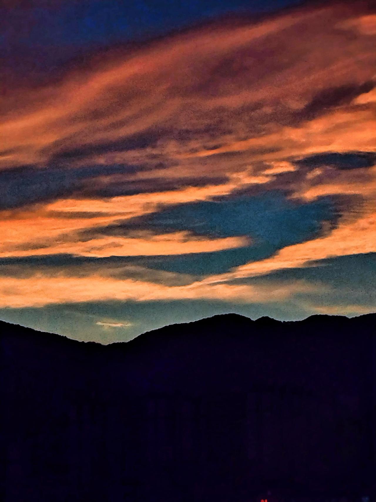 山外青山楼外楼，云中仙境画中游。那一抹令人沉醉的夕阳，正于这“山外青山楼外楼”间