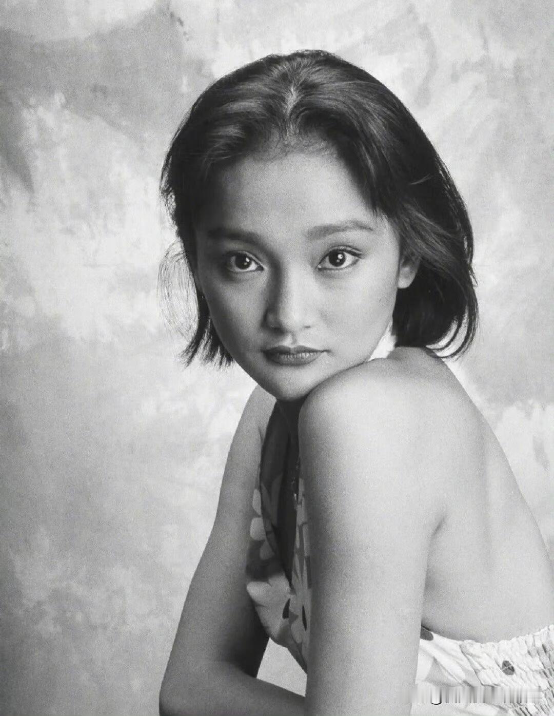 没有磨皮滤镜的年代，19岁的周迅美得格外原生鲜活，蓬松及耳短发搭挂脖碎花裙，脸上