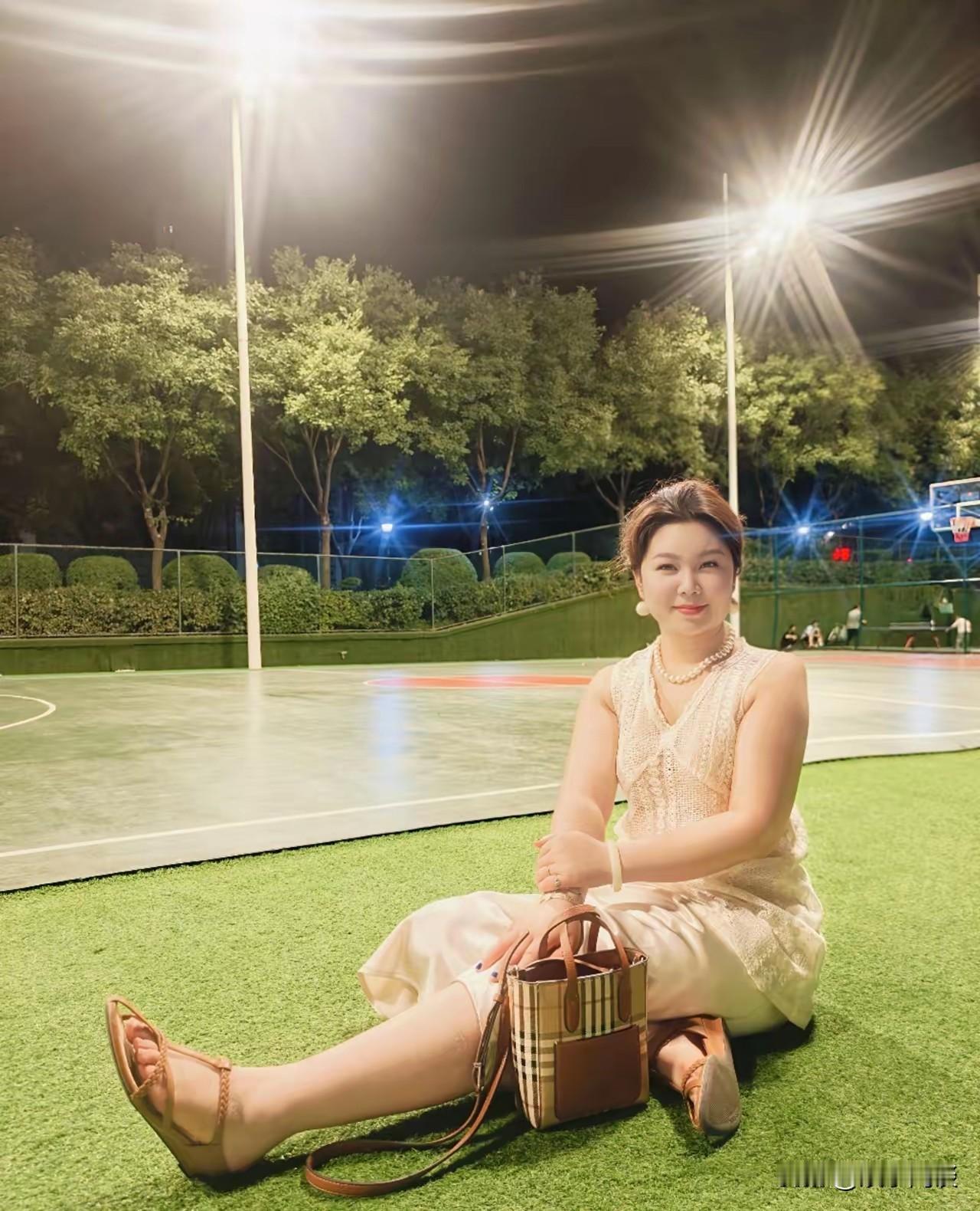 在球场上碰到一位美女，神态喜气洋洋，看着就让人心情舒畅。
