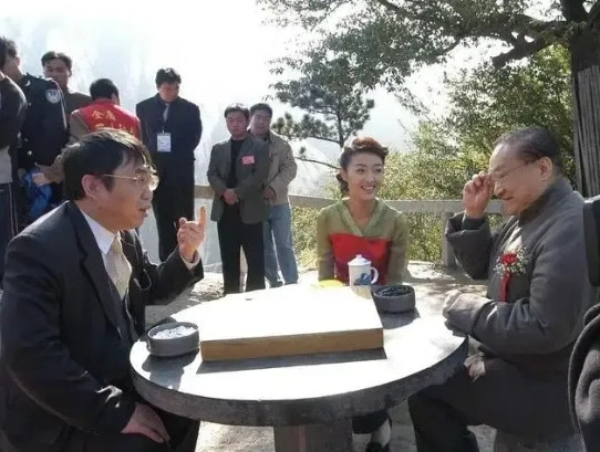 那年，“棋圣”聂卫平来香江参加比赛，金庸得知后，邀请他来家里吃饭，其间保姆端上来