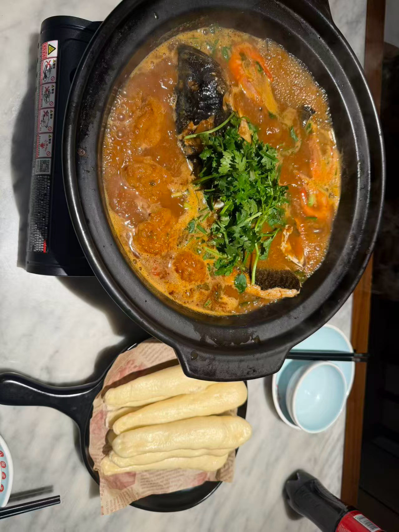 今天中午两个人随便吃点点了鹌鹑蛋牛筋烧牛腩特色鱼头煲主食小脚馒头两道菜没踩