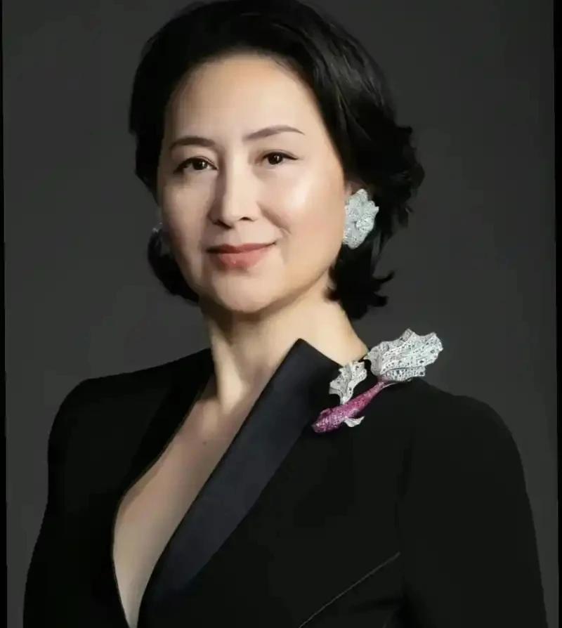 “赌王”何鸿燊一生传奇，十一个女儿各有风姿。何超英集美貌与才情于一身，曾是闪耀名