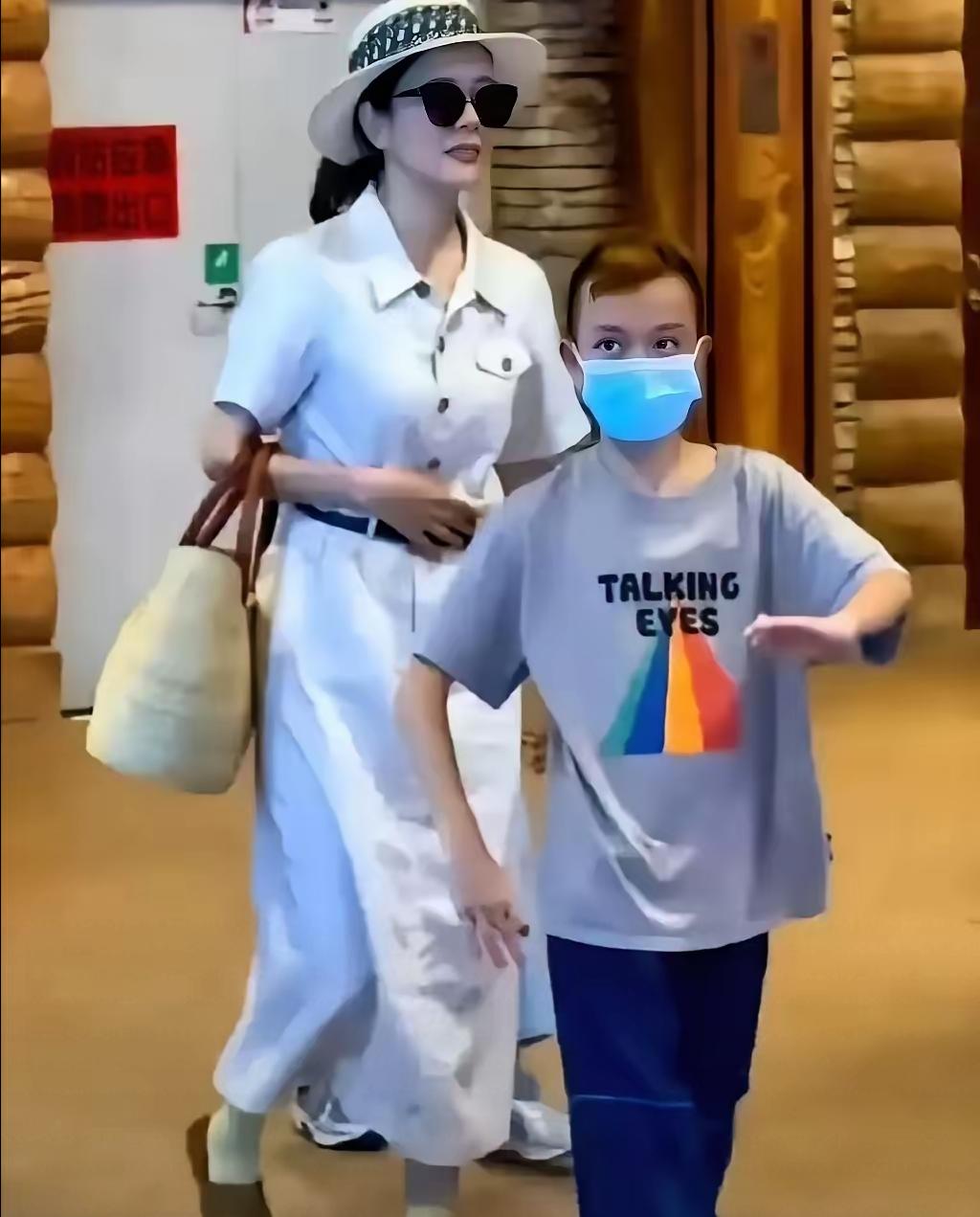 汪涵的妻子杨乐乐带着孩子出去玩了，但是周围的其他小朋友看着都觉得很好奇他们不像