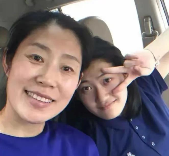 吉林长春，一女老师在课间操时，发现一6岁女孩，脸上全是泥，身上又脏又臭，同学都躲