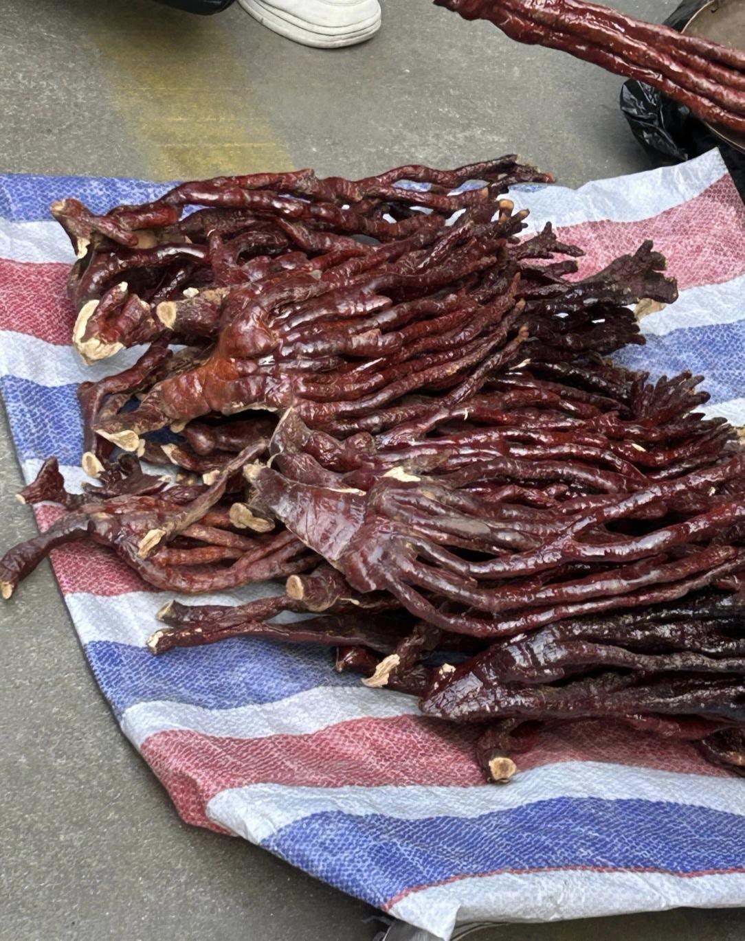 开始我还以为是在卖腊肉。