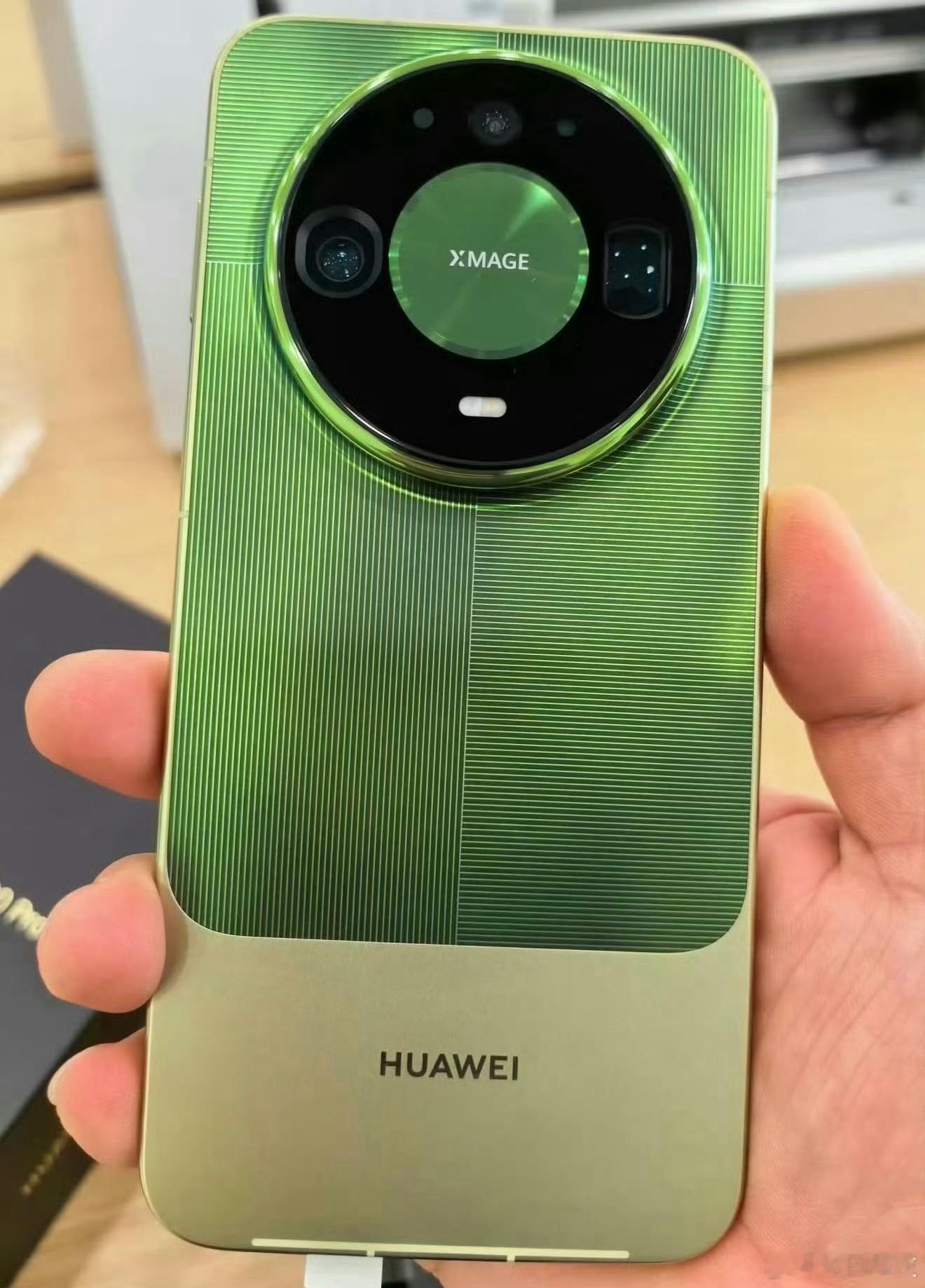华为Mate90真机图流出星环镜头回归，全系都是居中圆形模组，RS版单独给了八边