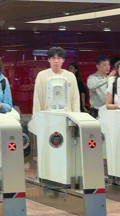 一个被卡在安检机处过不来，一个被卡在机场入口寸步难移。楚钦明显没睡醒，整个脸都