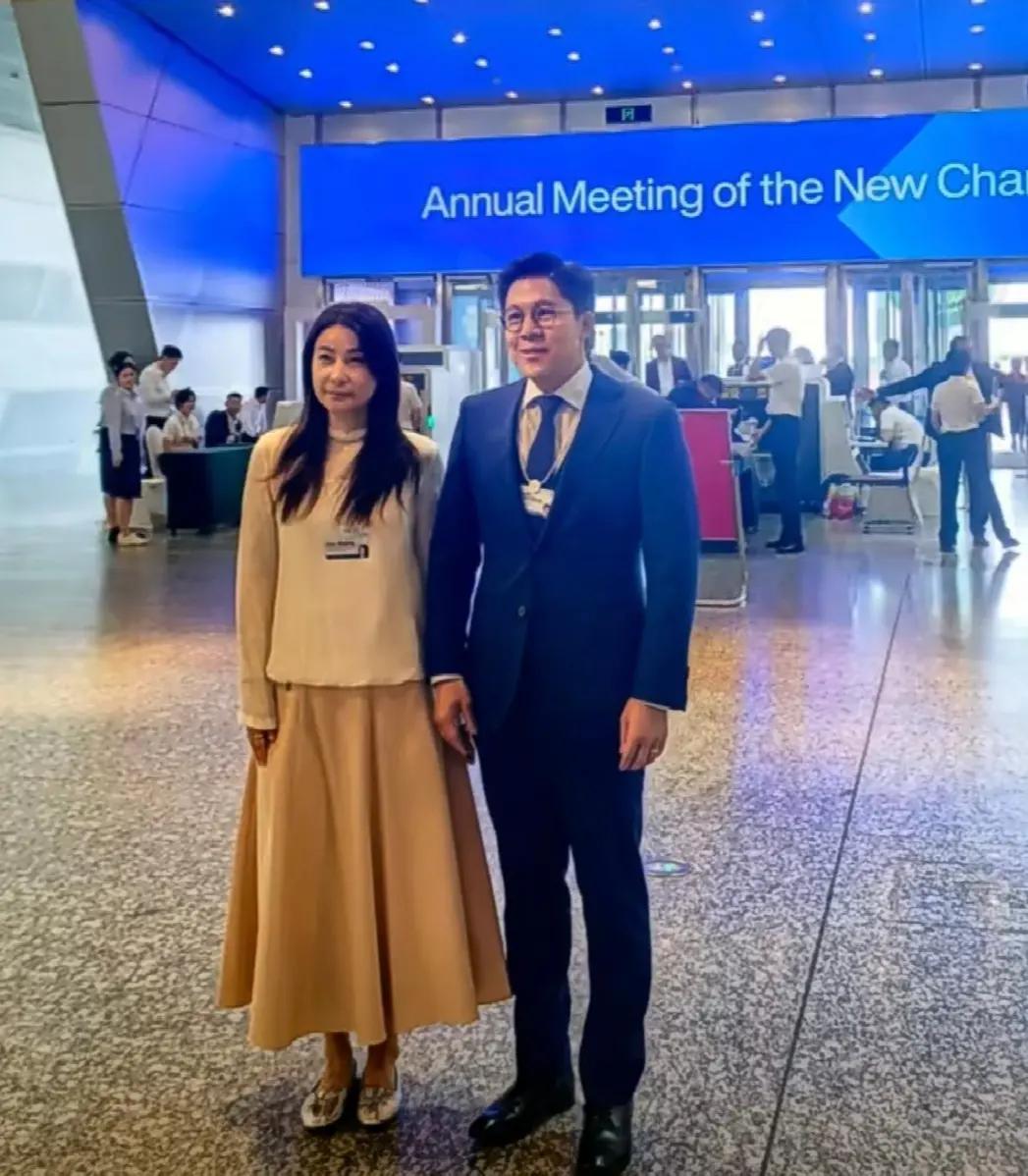 霍启刚郭晶晶步入大连国际会议中心即日，霍启刚与郭晶晶并肩步