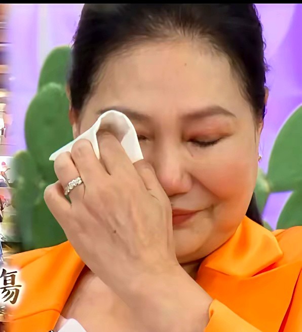 汪小菲再婚当天，S妈的反应太真实了。先是放出大S和具俊晔的恩爱视频，又发了句