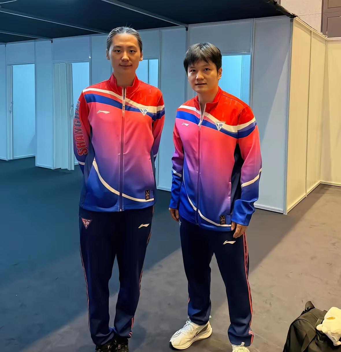 陈熠在12月31日甩出了两张合影，引发球迷热议！今天是2025年的最后一天，陈