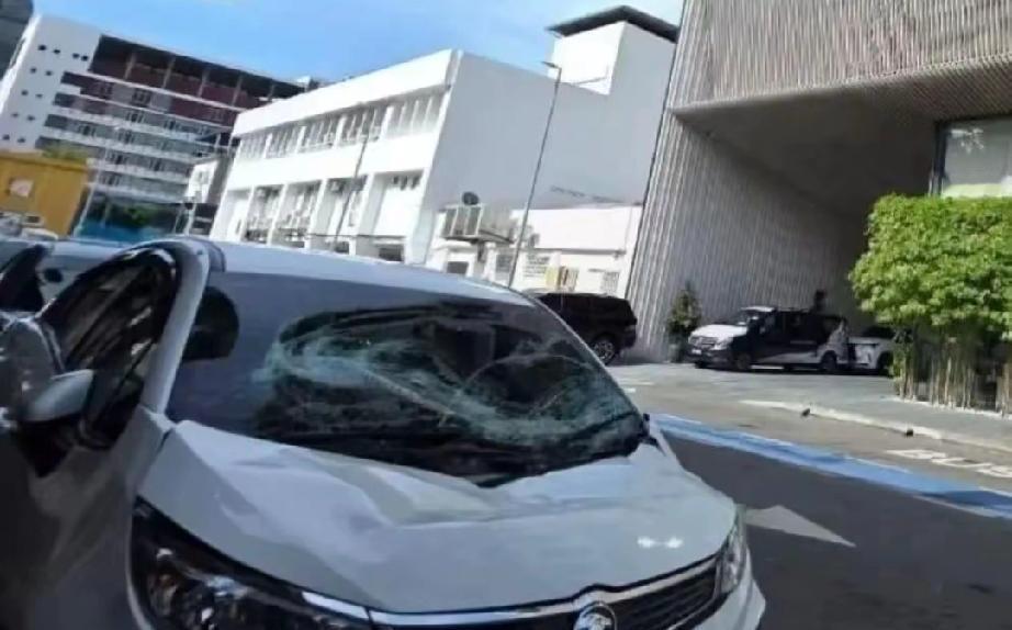 度假悲剧！中国女游客马来西亚酒店9楼坠亡，遗体砸损车辆引关注当地时