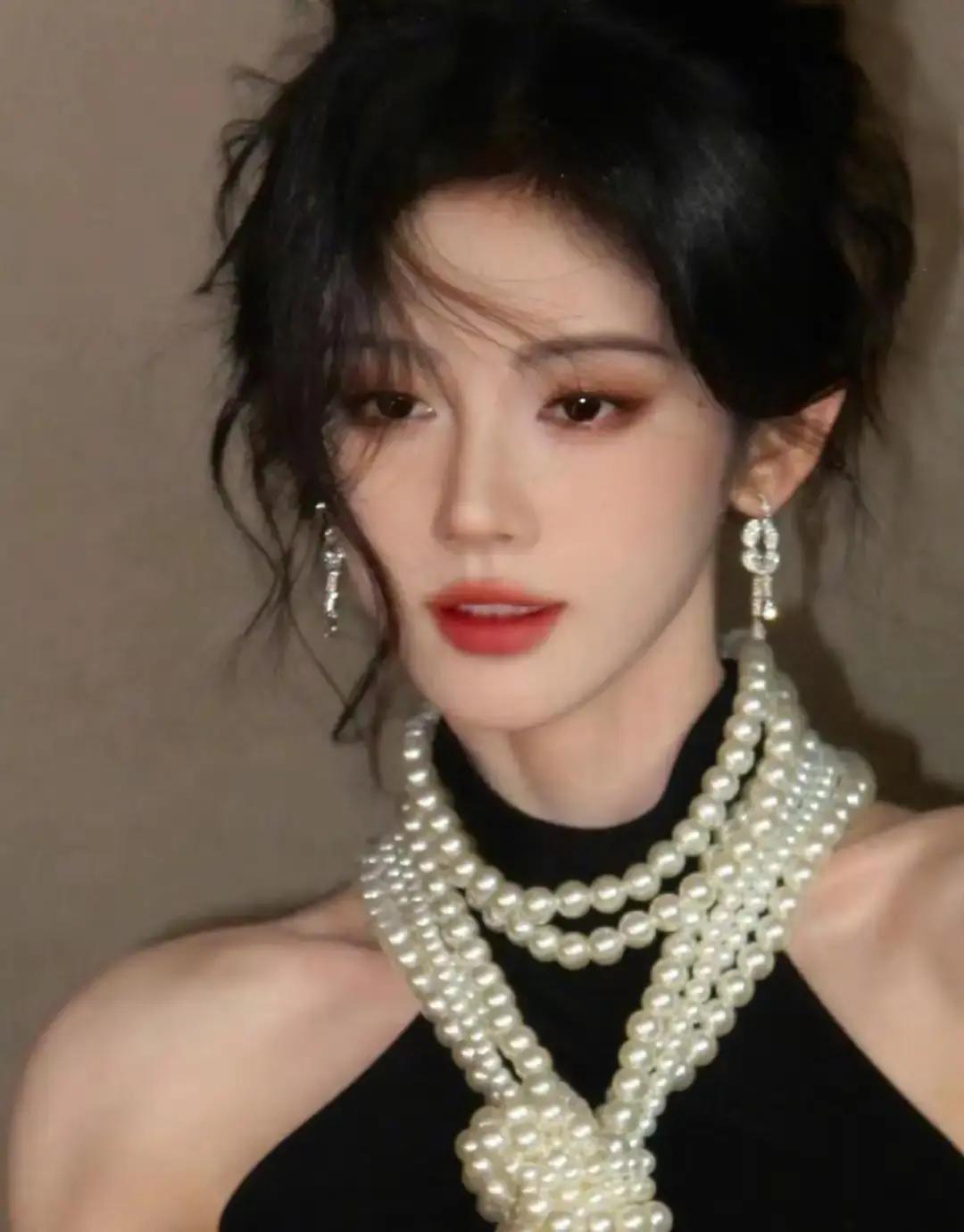 别再叫她“四千年”了，鞠婧祎早把这标签撕了。新剧《花间令》，她一人分饰两角