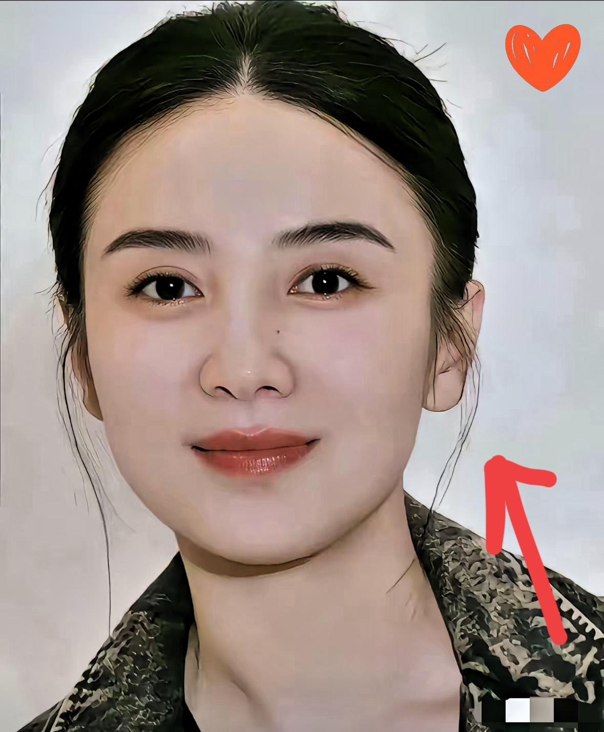 主持人问宋佳:“你喜欢素颜还是喜欢化妆？”宋佳说:“我平时不化妆，我就是素颜。”