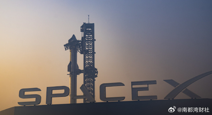 【#SpaceX市值一夜暴增11029亿#，马斯克身家重返万亿美元】据每日经济新