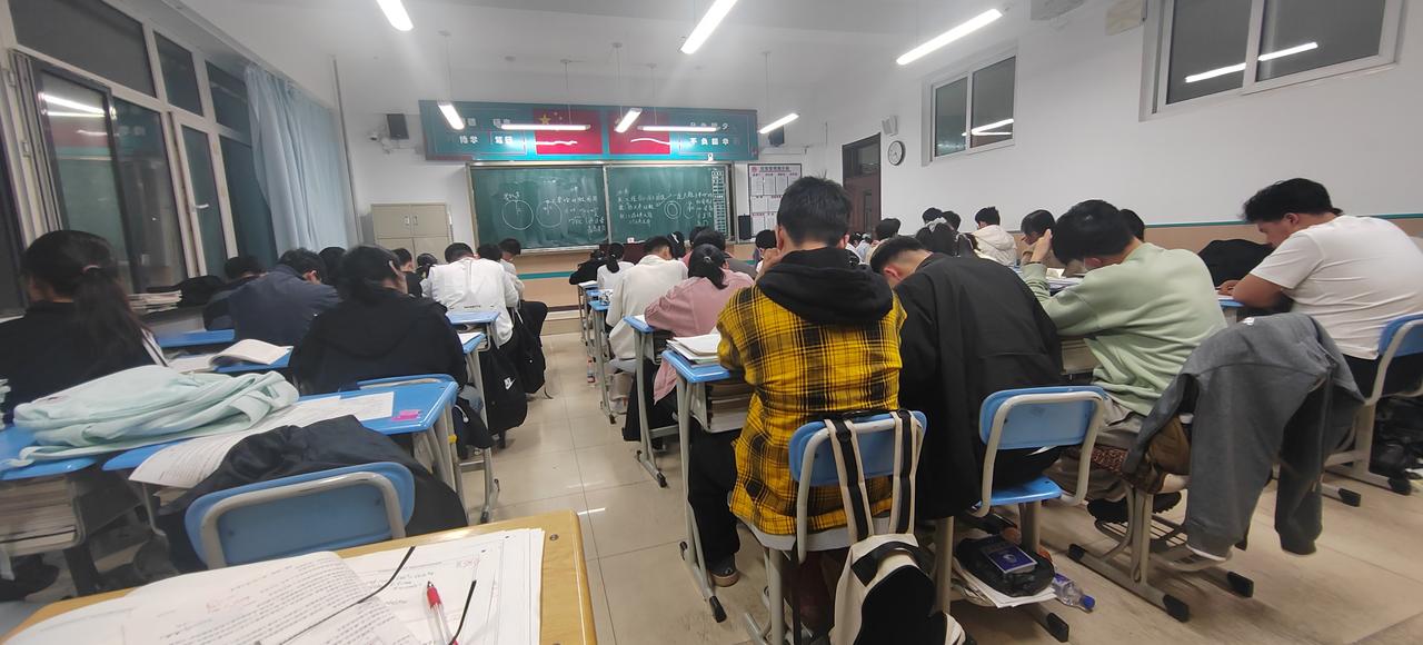 昨晚上晚自习，一个座位上的三位男生总有动静，嘻嘻哈哈，但不是很放肆。我提醒几句，