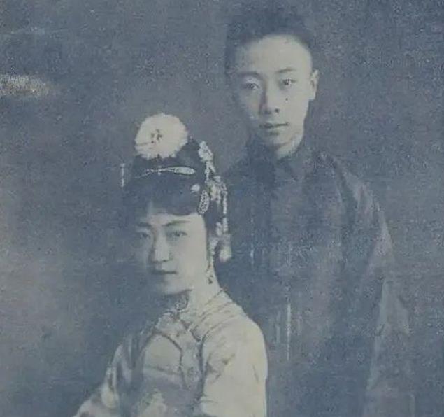 1926年，溥杰和妻子<em>唐怡莹</em>第一次见张学良。第二天张学良和<em>唐怡莹</em>就做了对不起溥杰