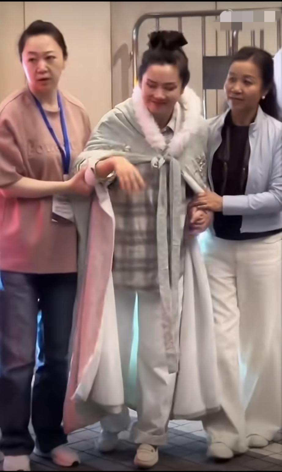 何赛飞啊何赛飞，实在不行你就退圈了吧，你看你腰伤这么严重，走路都需要两个人扶