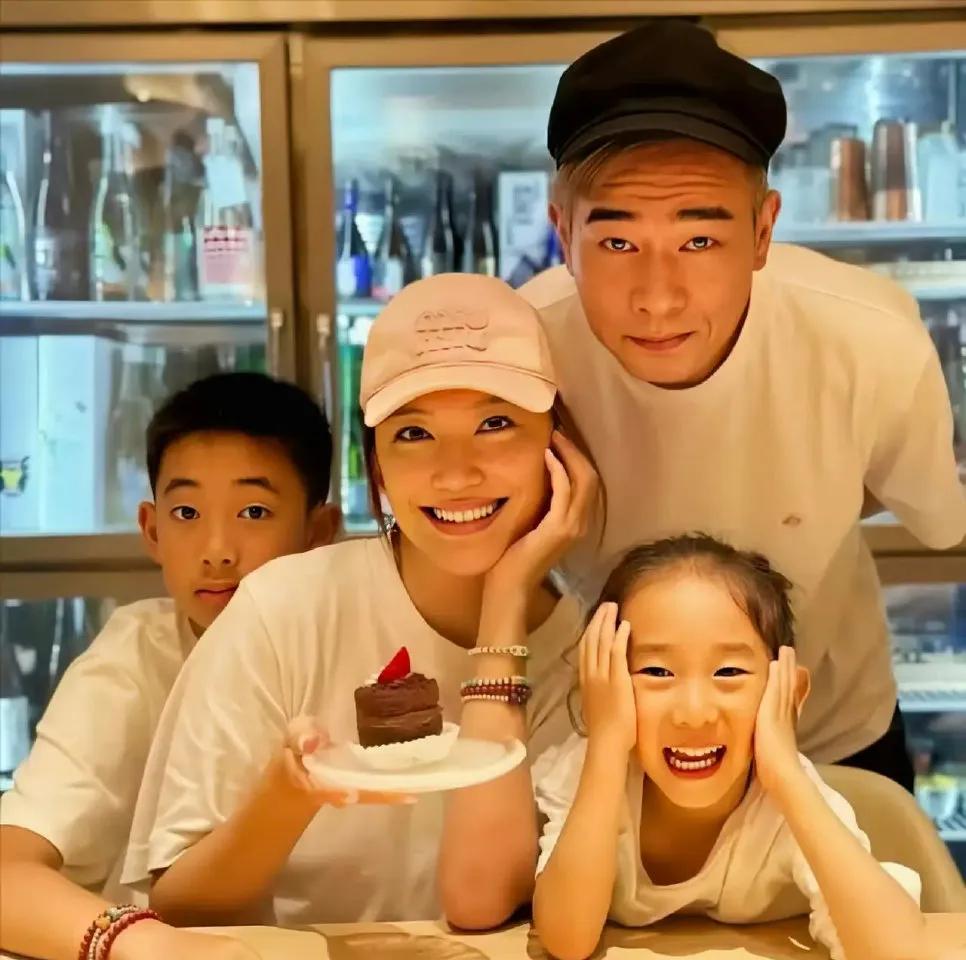 应采儿非常懂得经营婚姻和家庭，年轻的时候她都是和陈小春对抗着生活谁也不服谁，
