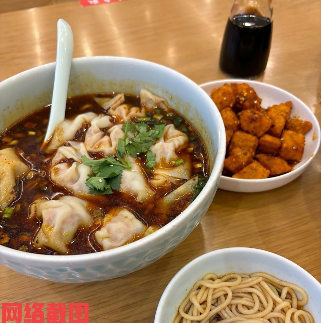 成都有读大学的女生。女生因比较喜欢吃一份十二元红油抄手当早饭，而被家长有所指