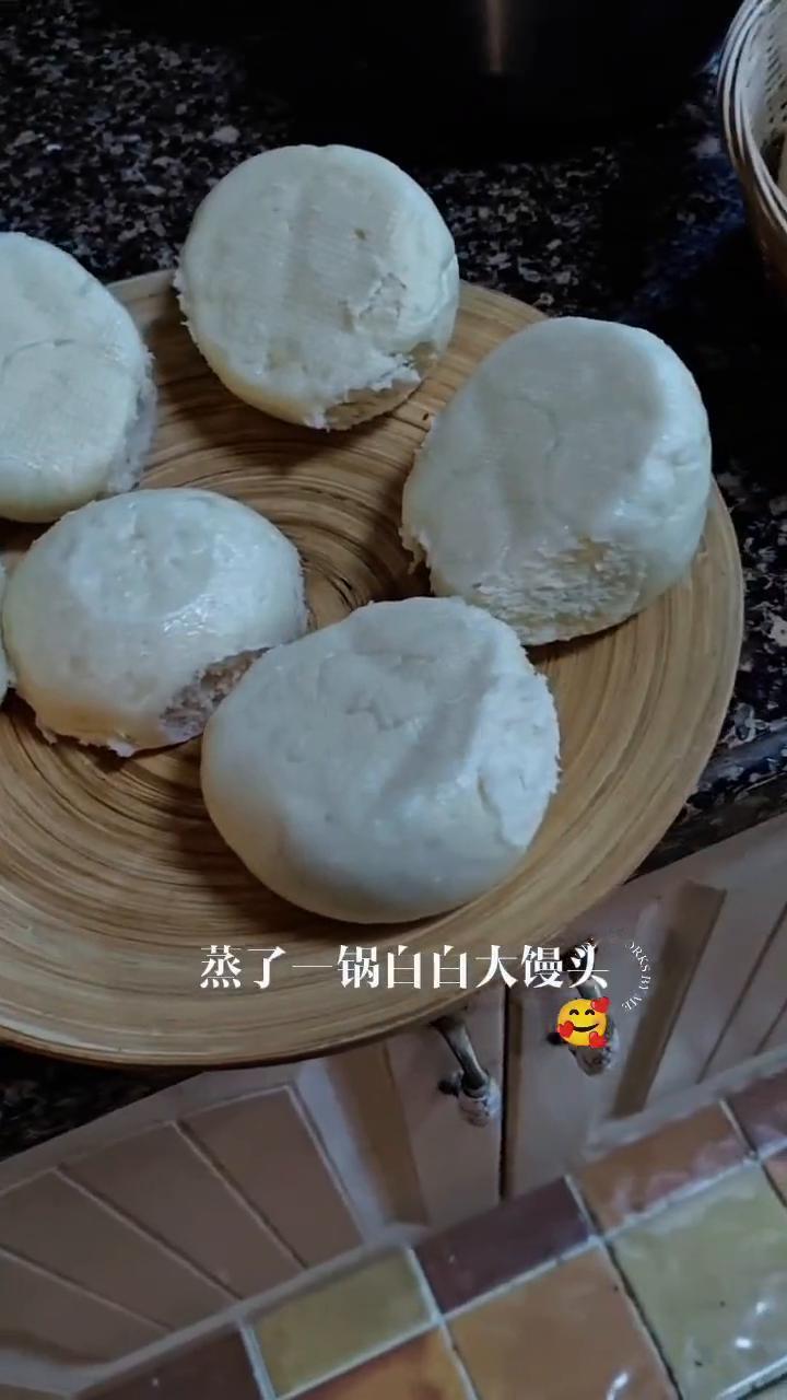 蒸笼里的小美好。蒸了一锅白白大馒头，白白胖胖的馒头好治愈。今日份营养美味晚餐。