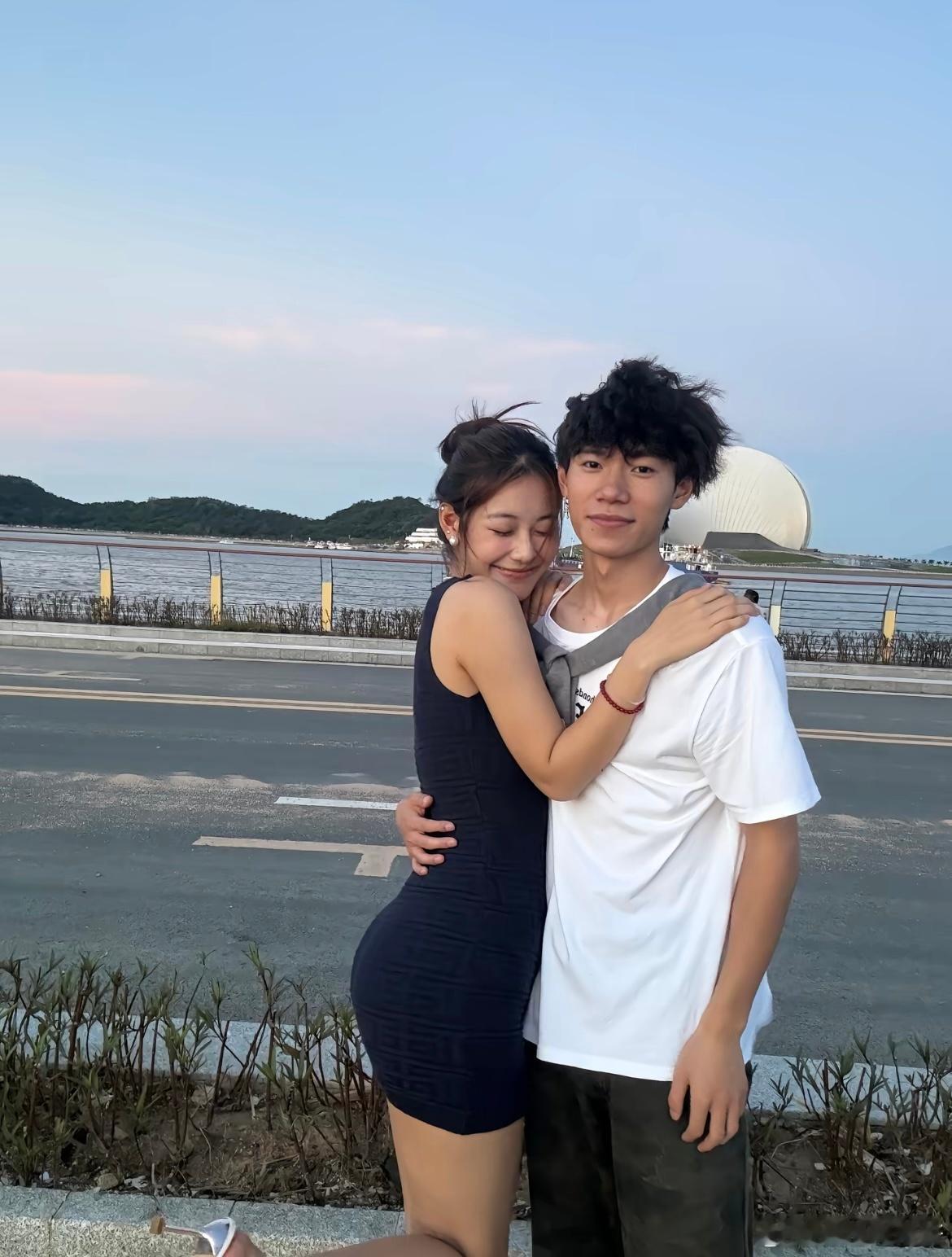 和男朋友来看世界上最大的扇贝了