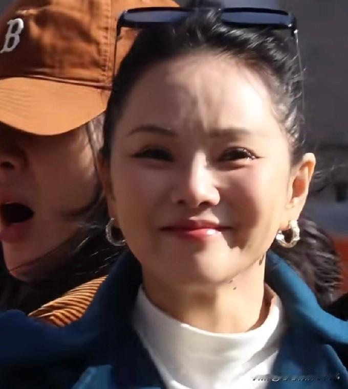 哎，刚刷到伊能静春晚备播下班视频，这才是58岁该有的样子嘛！皱纹、疲惫都写脸上，