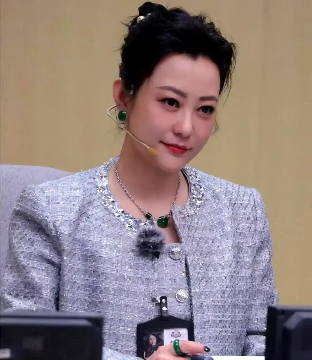 郝蕾和孙俪同岁都47，一个钻小剧场演话剧，一个拍大女主剧拿收视。网友把俩人照片