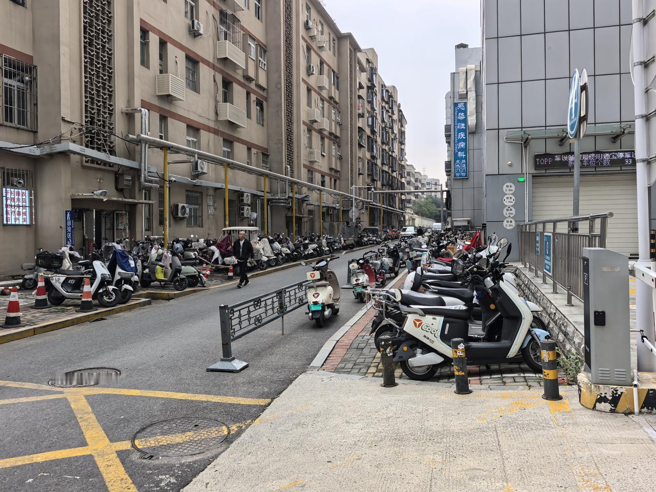 电动车到底怎样管！！一个小路口，全是电动车，现在城市电动车做为便利，经济，大众交
