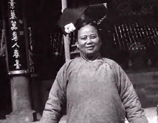 慈禧的贴身宫女回忆：自从入宫后，每晚睡觉不仅要侧着身子，还要加紧双腿，一整晚都不