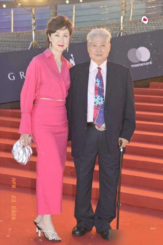 76岁洪金宝拄拐坐轮椅，暴瘦几十斤，快不行了？他儿子洪天明爆出猛料：不是抽脂，不