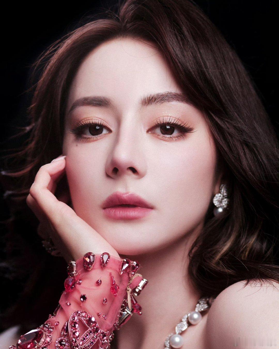迪丽热巴获最佳电视剧女演员恭喜2026年6月15日，在中央广播电视总台主办的“2