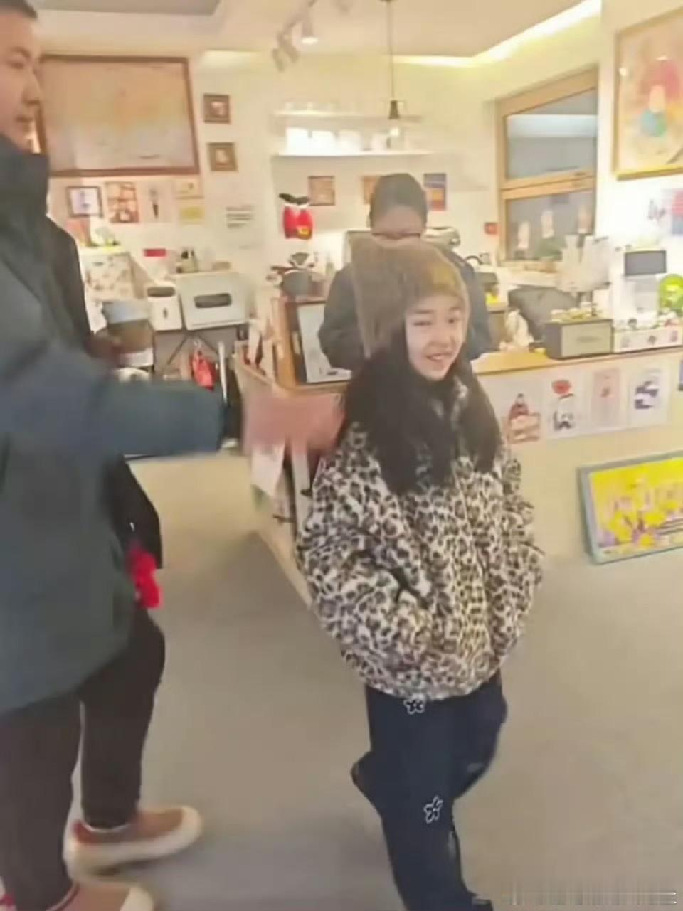 张维伊也心痛他能够被董璇爱护，也能够被小酒窝接受，但是他有一点这辈子都会在意，