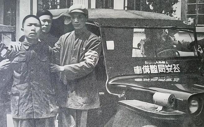 1949年11月30日重庆解放后，一个身影悄悄走进“脱险同志登记处”。他自称是地